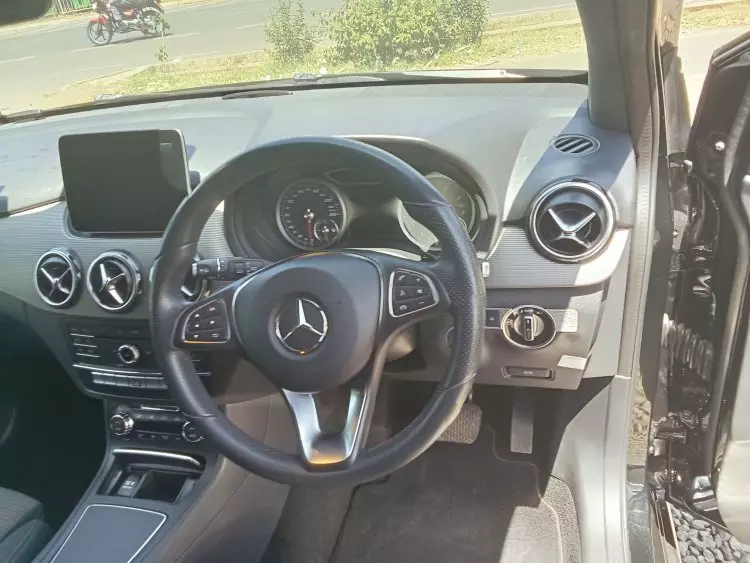 Mercedes-Benz B 180