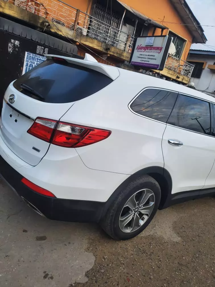 Hyundai Santa Fe   - 2013