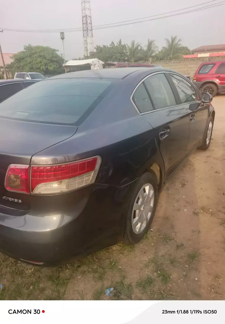 Toyota Avensis   - 2010