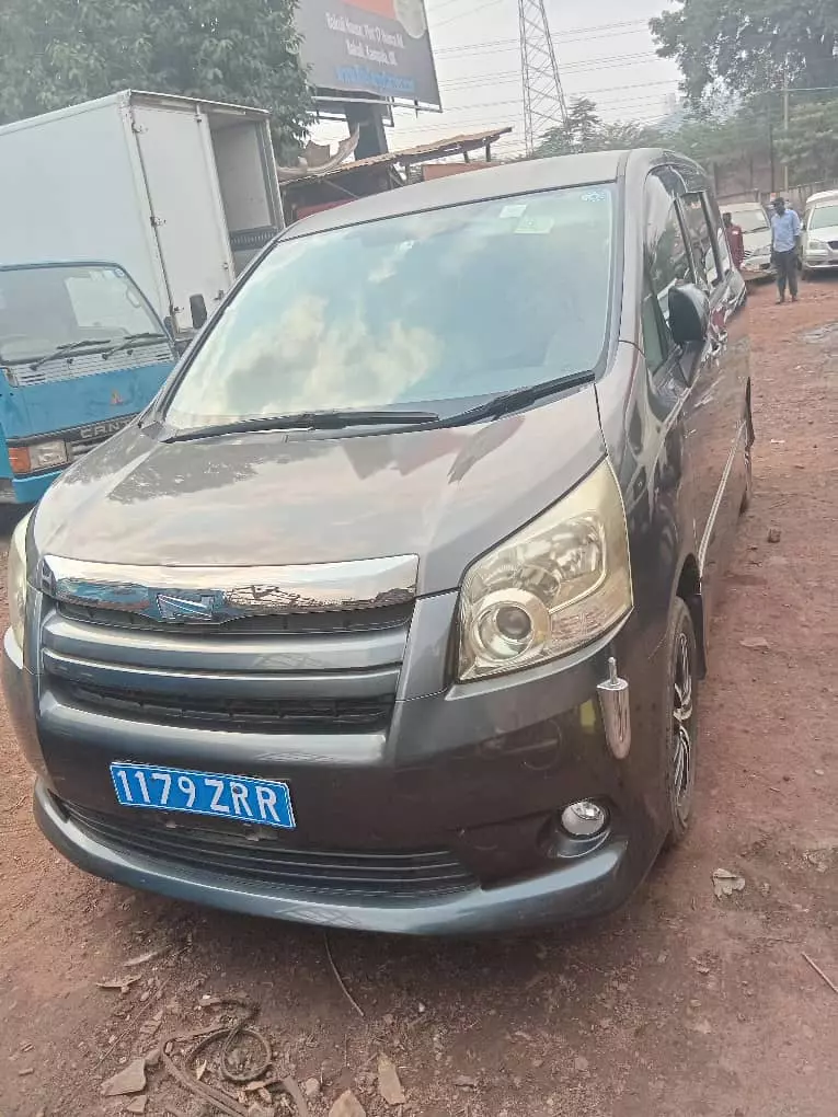 Toyota Noah   - 2009