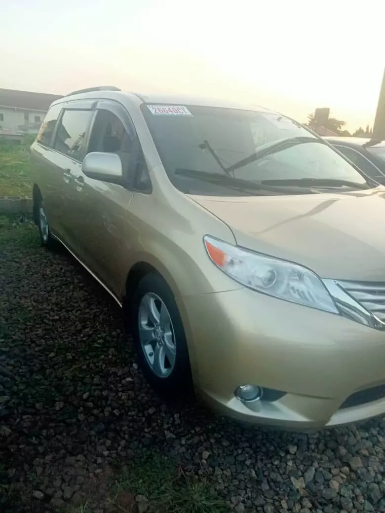 Toyota Sienna   - 2011