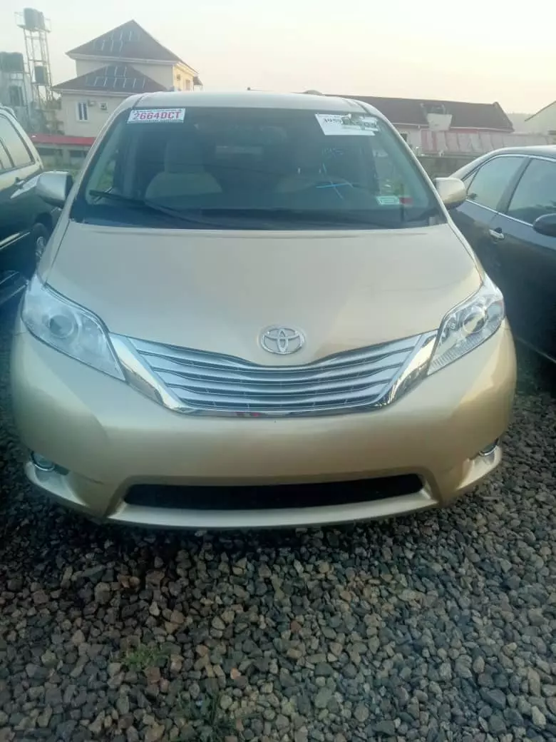 Toyota Sienna   - 2011