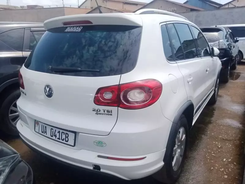 Volkswagen Tiguan   - 2010