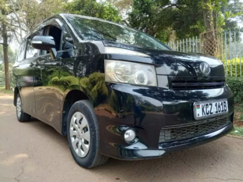 Toyota Voxy    - 2013
