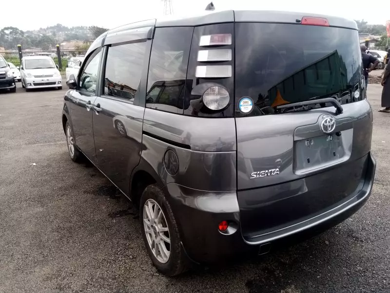 Toyota Sienta   - 2010