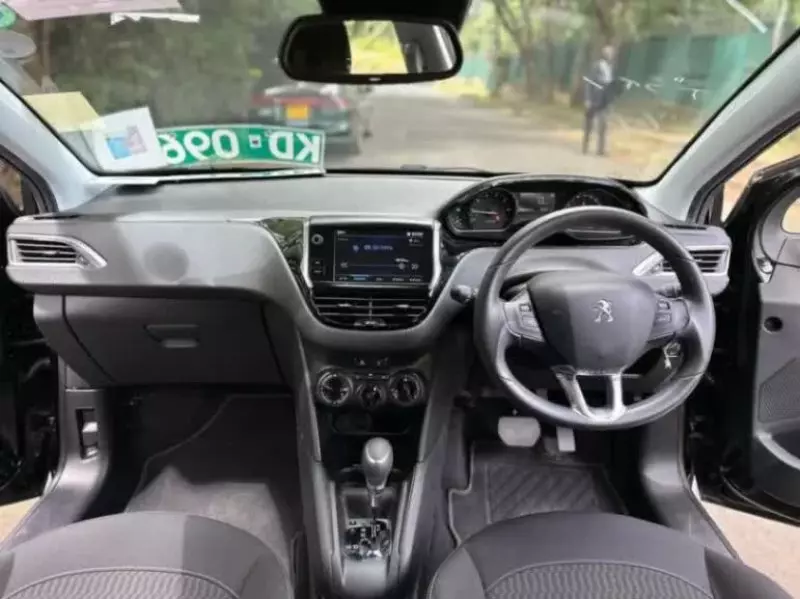 Peugeot 208   - 2017