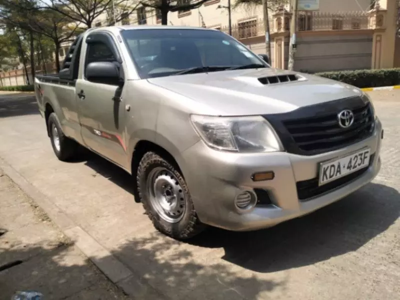 Toyota Hilux   - 2013