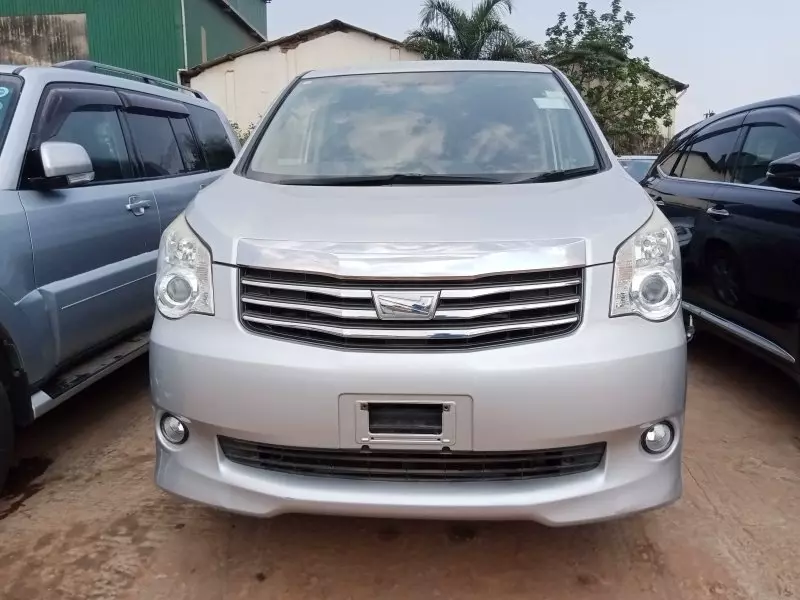 Toyota Noah   - 2012