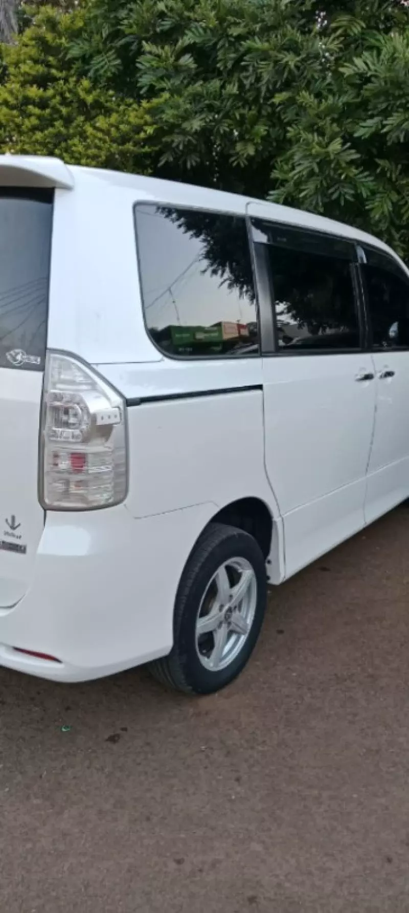 Toyota Noah   - 2010