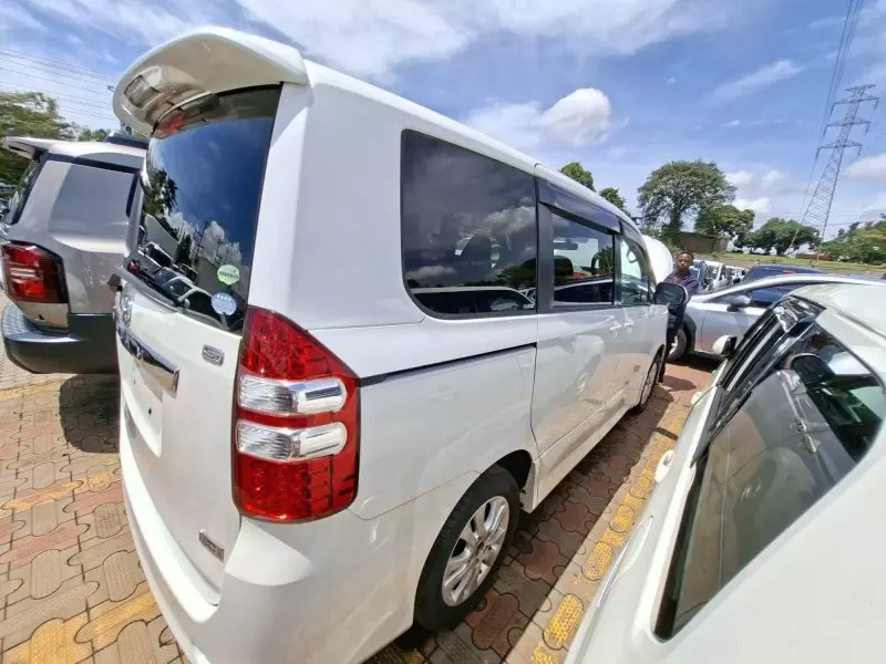 Toyota Noah - 2012