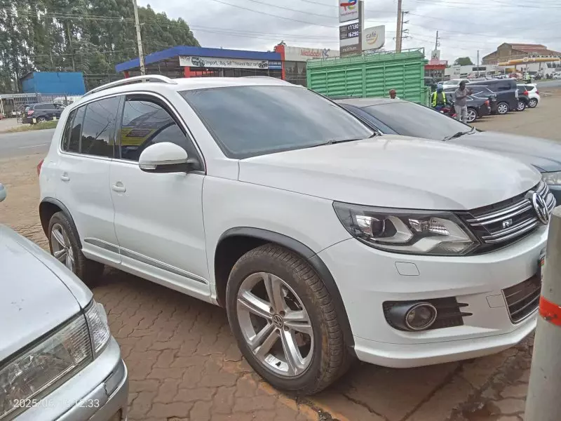 Volkswagen Tiguan   - 2015