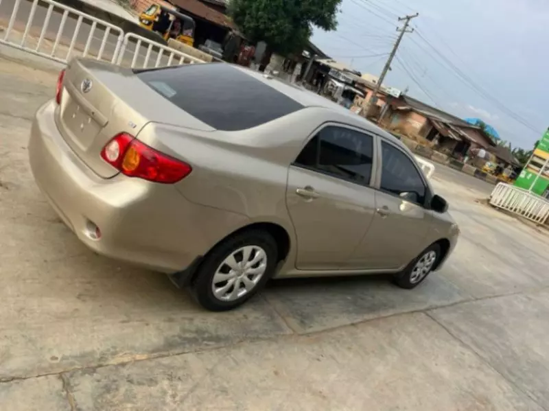 Toyota corolla   - 2010