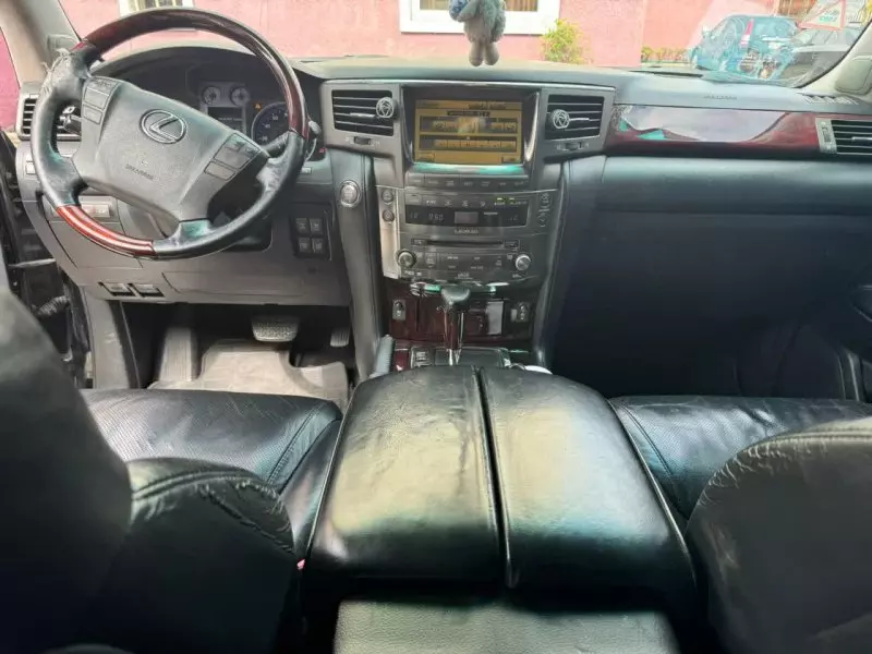 Lexus LX 570   - 2011