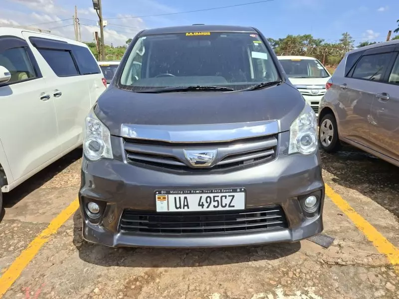 Toyota Noah - 2012