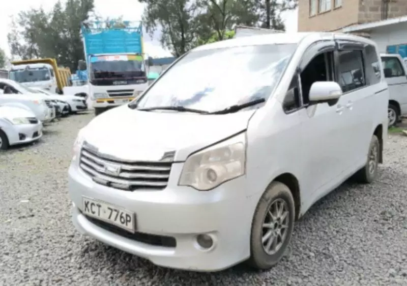 Toyota Noah   - 2012