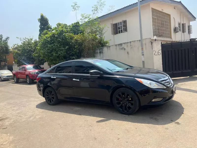 Hyundai Sonata   - 2011