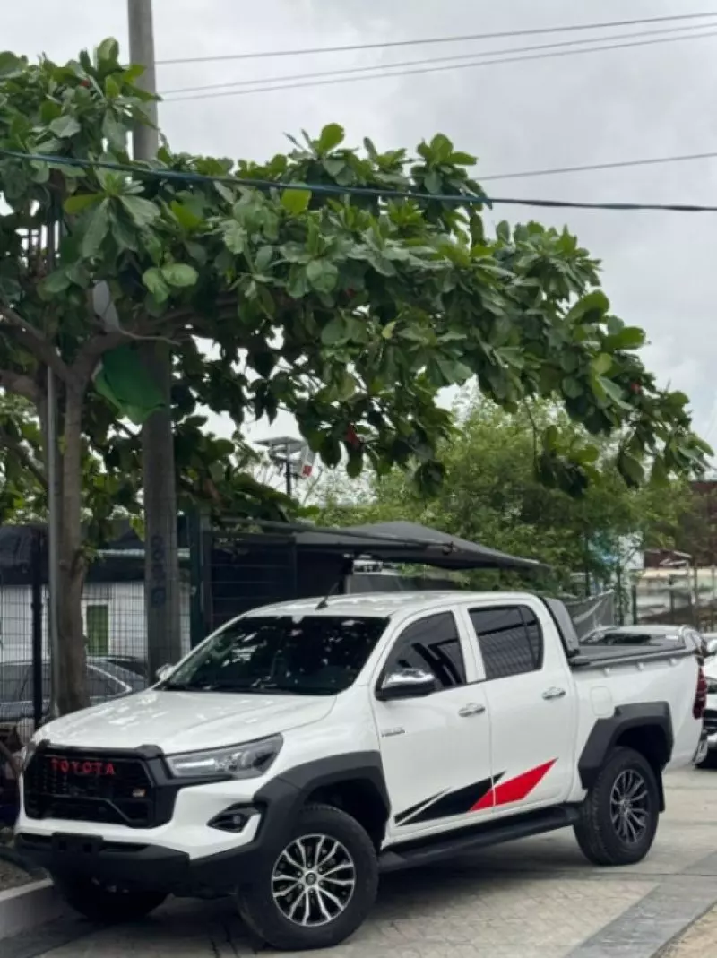Toyota Hilux   - 2020