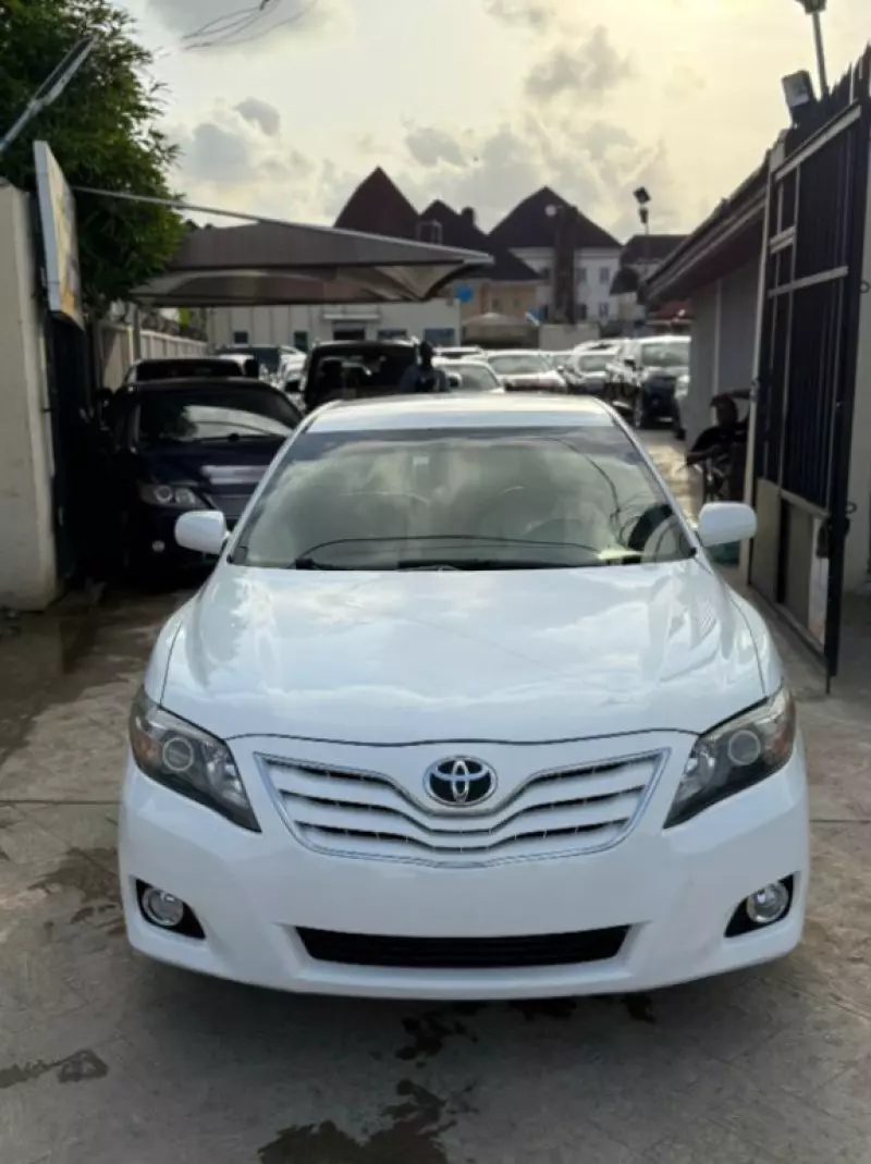 Toyota Camry   - 2010