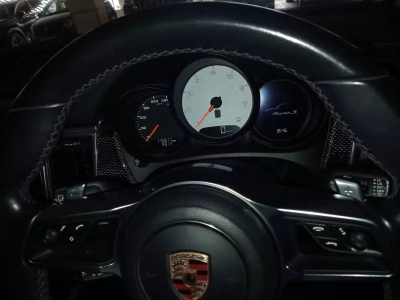 PORSCHE Macan   - 2016