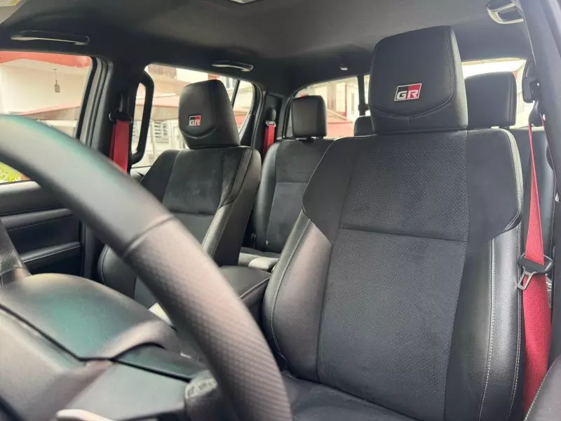 Toyota Hilux    - 2024