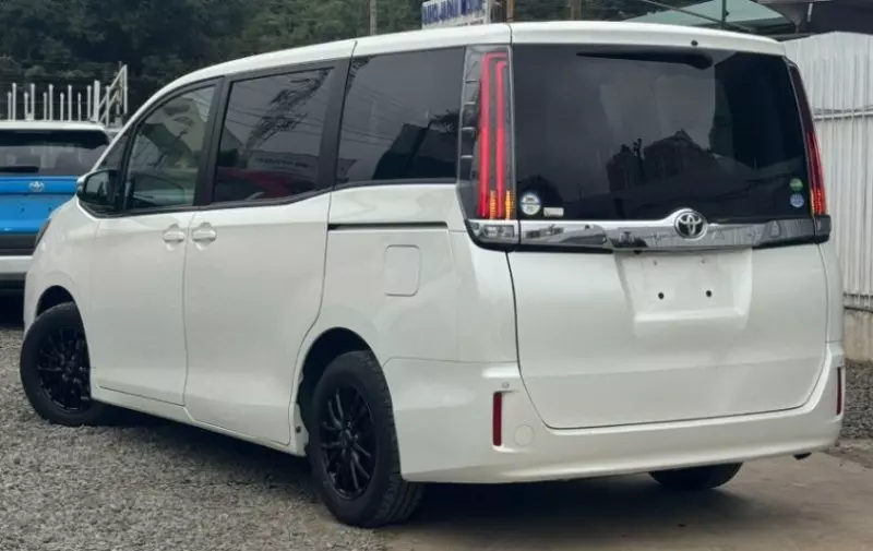 Toyota Noah   - 2018