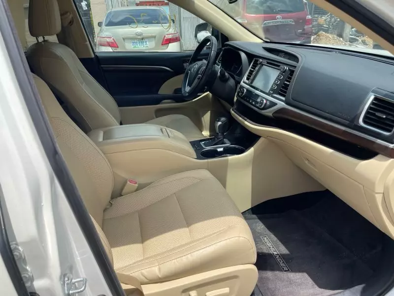 Toyota Highlander   - 2016