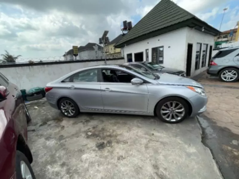 Hyundai Sonata   - 2012
