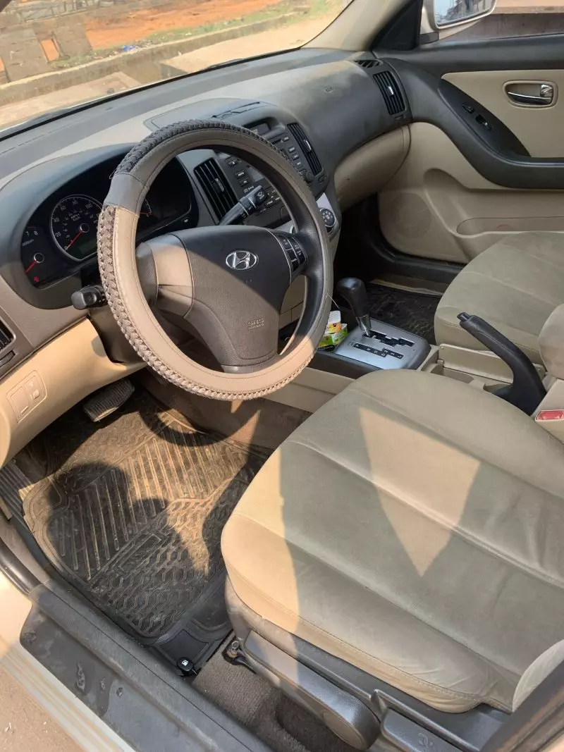 Hyundai Elantra   - 2010