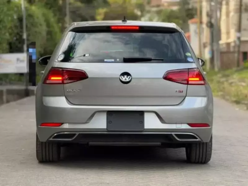 Volkswagen Golf   - 2017
