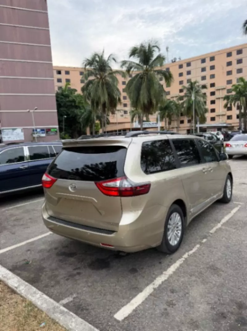 Toyota Sienna   - 2016