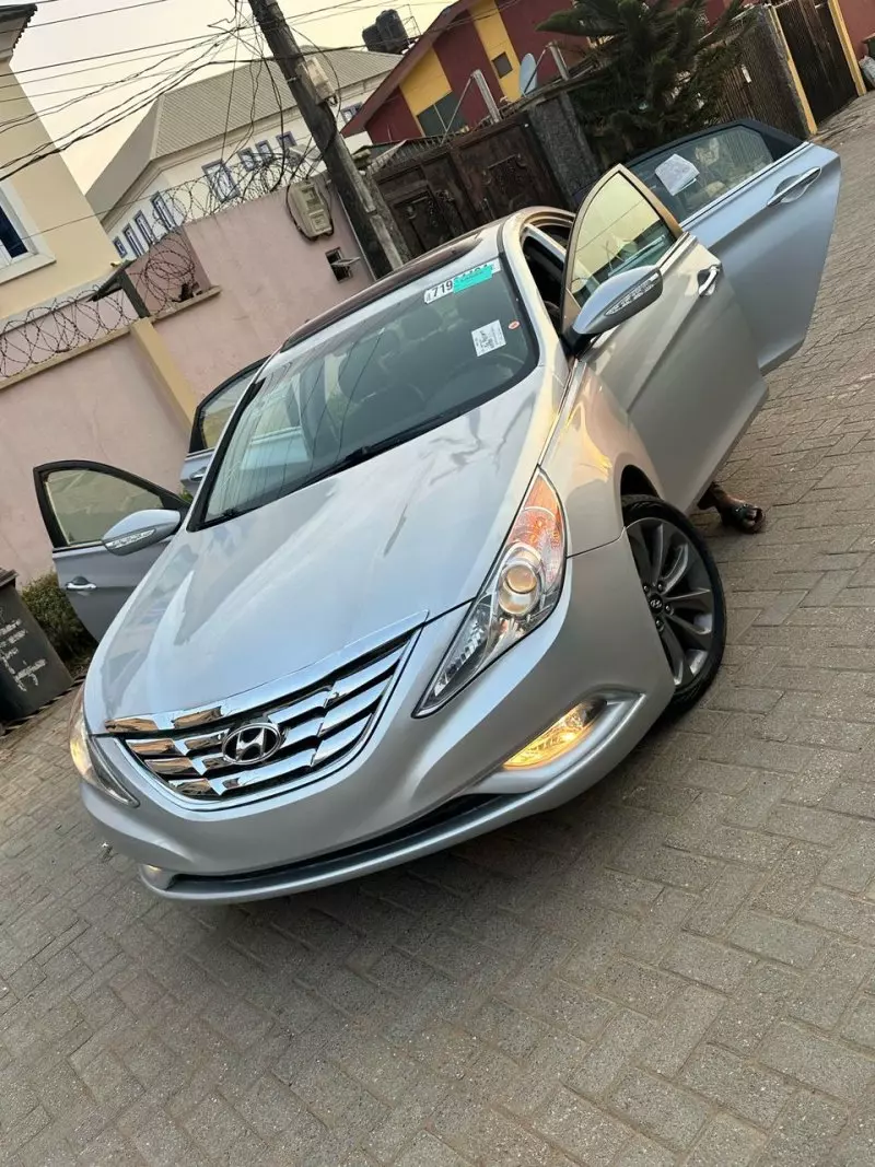 Hyundai Elantra   - 2011