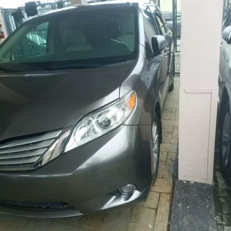 Toyota Sienna   - 2011