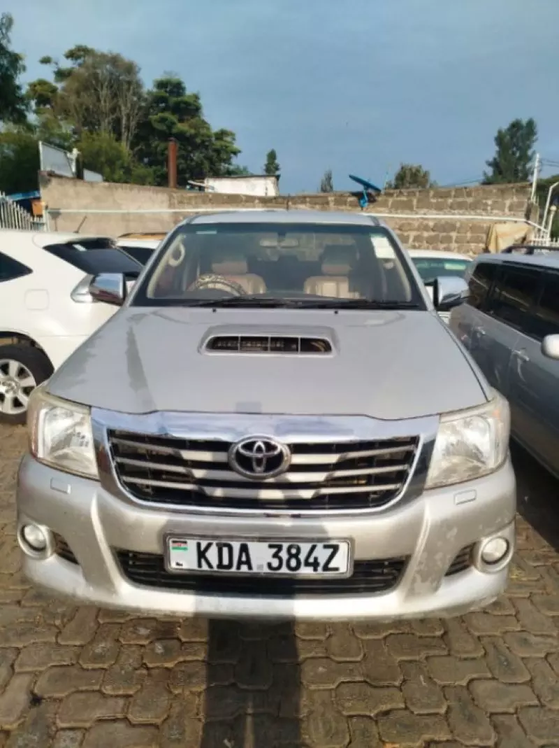 Toyota Hilux   - 2015