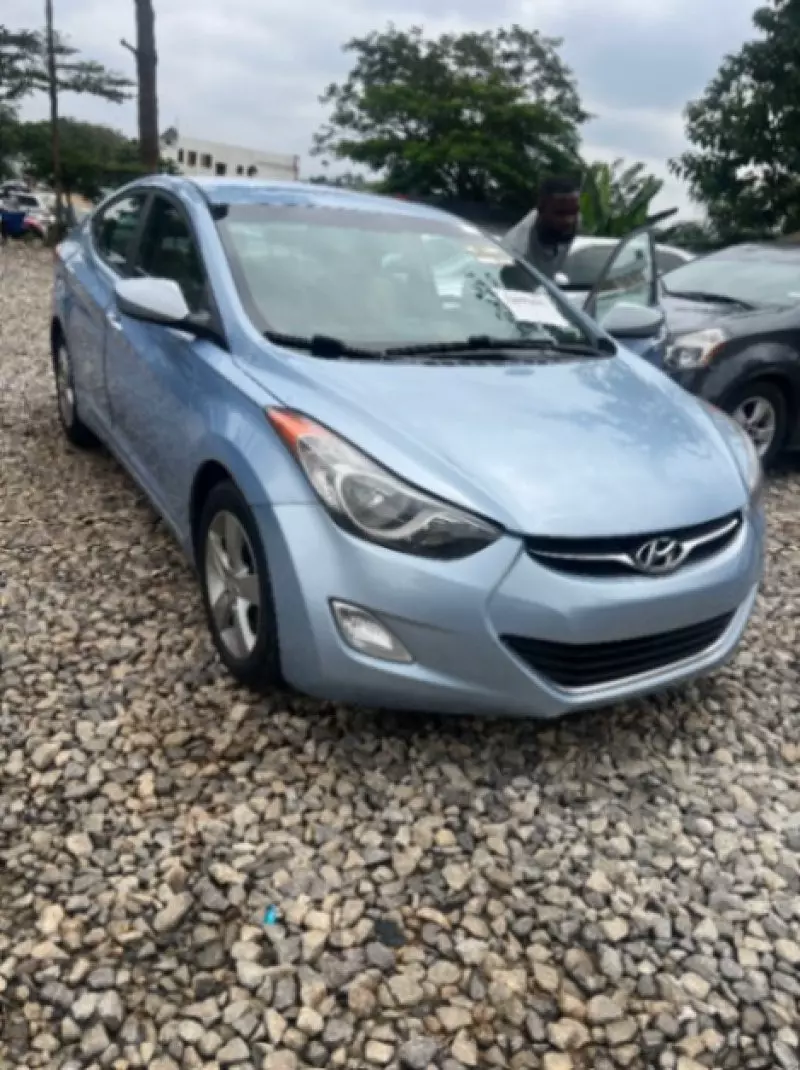 Hyundai Elantra   - 2013