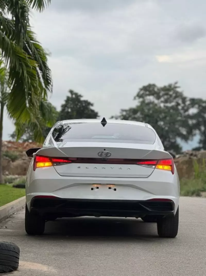 Hyundai Elantra   - 2021
