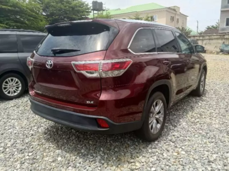 Toyota Highlander   - 2016