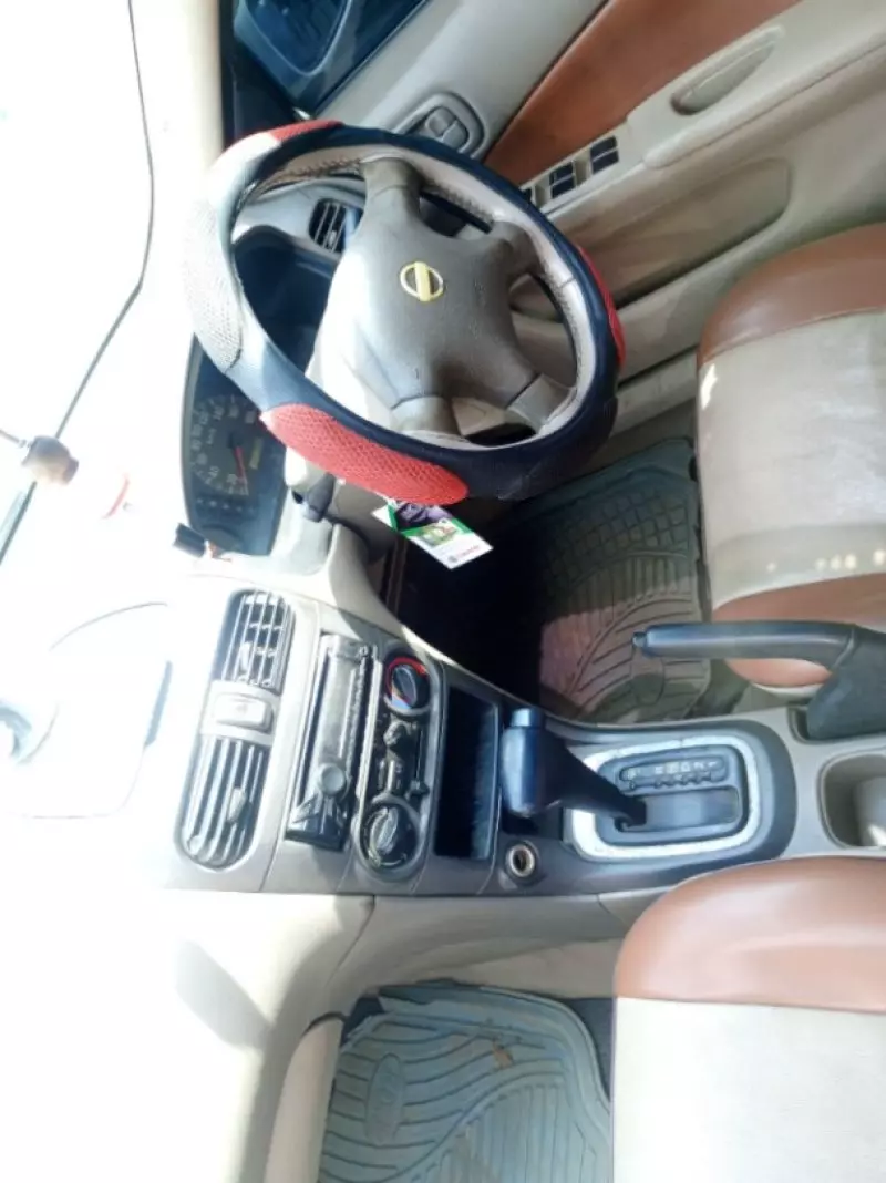 Nissan Advan    - 2002