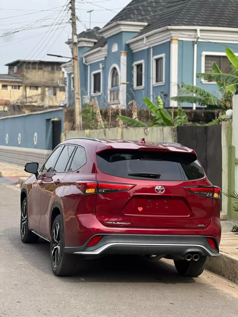 Toyota Highlander   - 2021