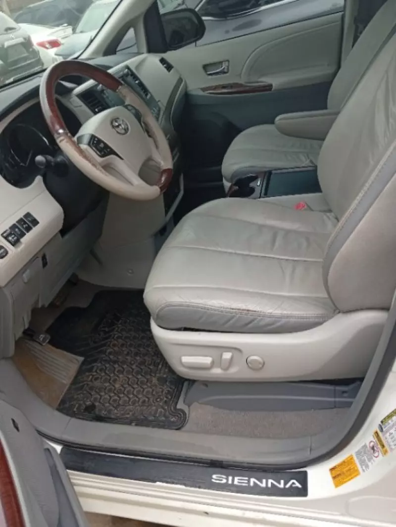 Toyota Sienna   - 2011
