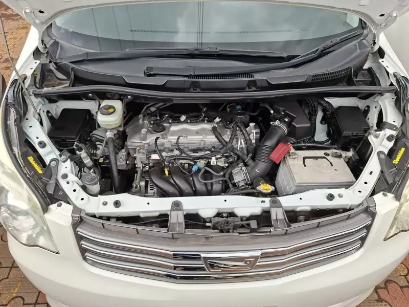 Toyota Noah   - 2012