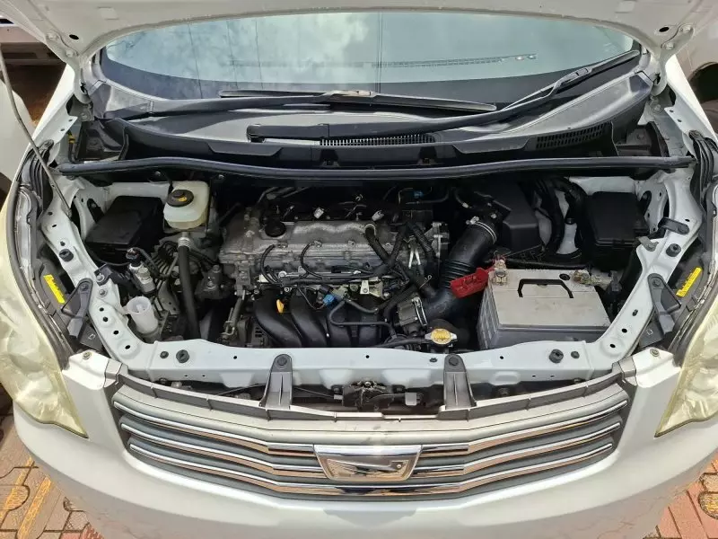 Toyota Noah   - 2012