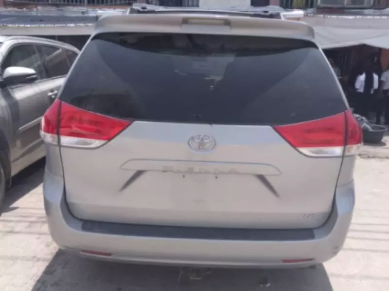 Toyota Sienna   - 2011