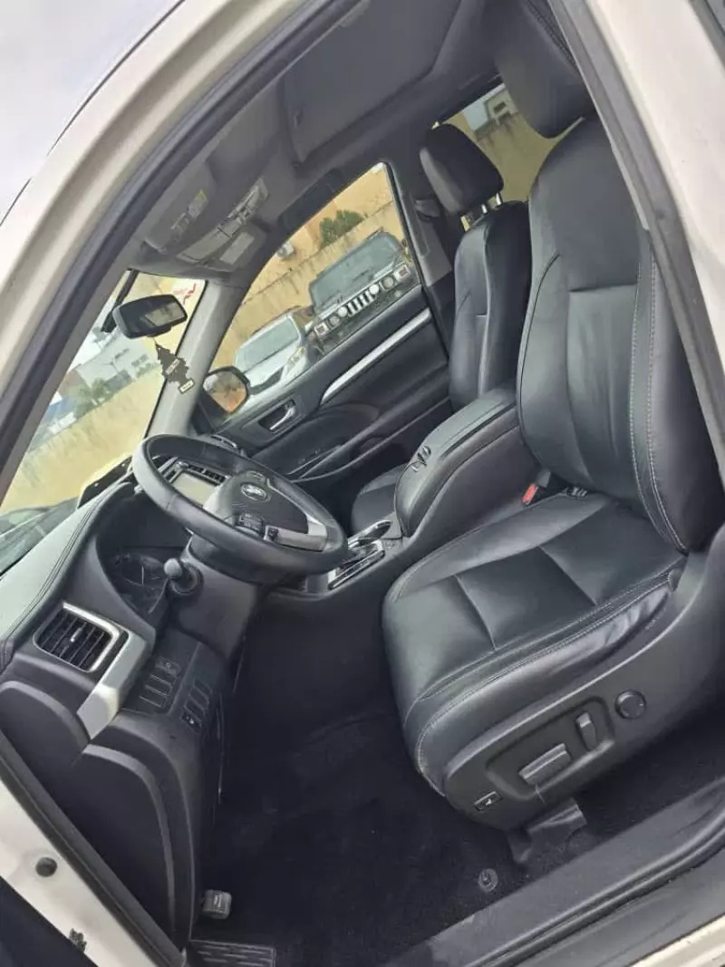 Toyota Highlander   - 2016