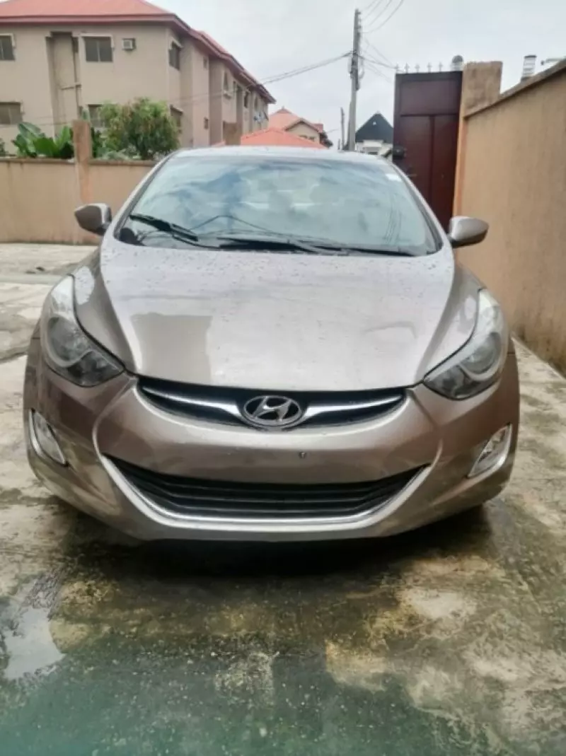 Hyundai Elantra   - 2011