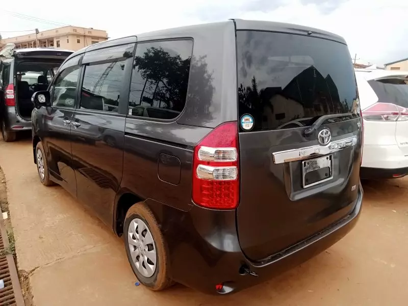 Toyota Noah   - 2012