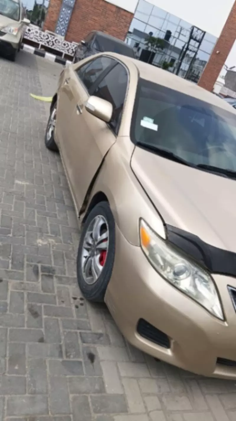 Toyota Camry   - 2010