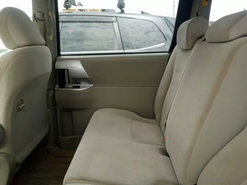 Toyota Noah   - 2012