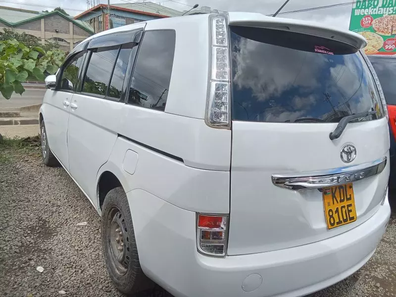 Toyota Isis    - 2016