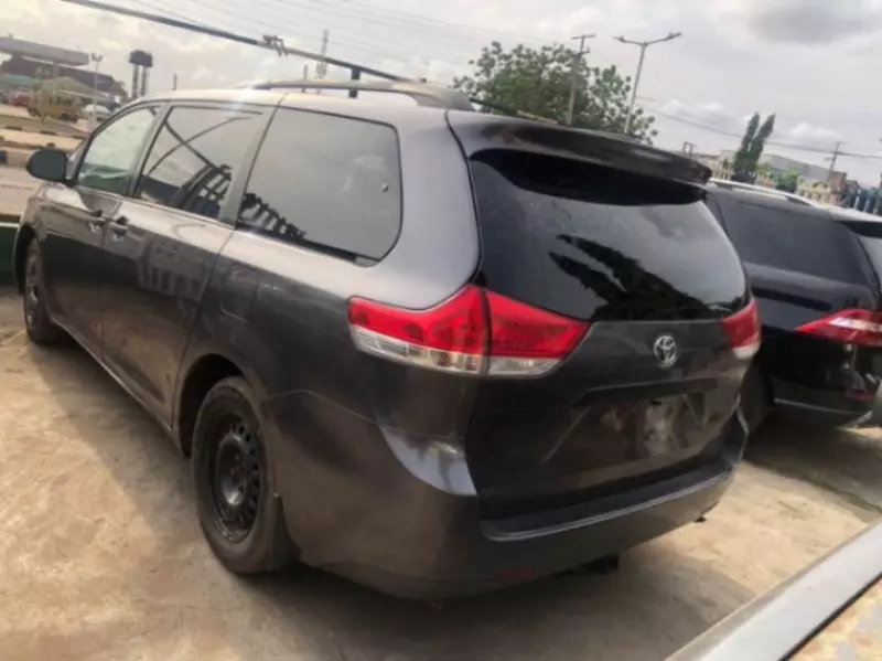 Toyota Sienna   - 2011