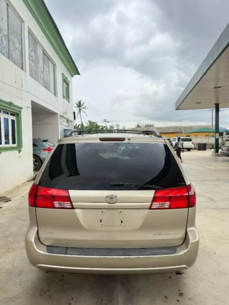Toyota Sienna   - 2005